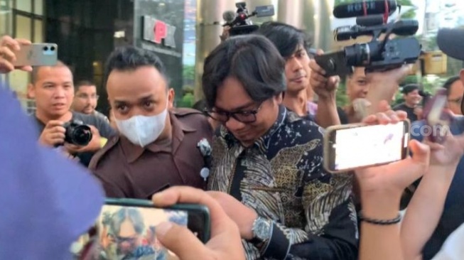 Anak buah Wamenkumham Edward Omar Sharif Hiariej alias Eddy Hiariej, Yosi Andika, di Gedung KPK, Jakarta. (Suara.com/Yaumal)