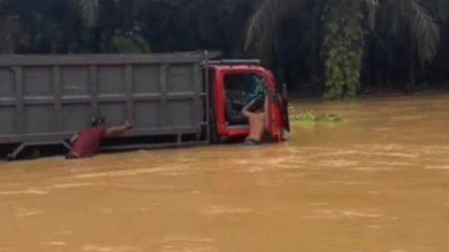 Ngeri, Truk Terjebak Tingginya Banjir di Batang Gansal Indragiri Hulu