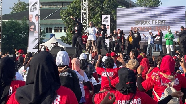 Kala Atikoh Istri Ganjar Berkampanye dengan Kumpul Bareng Emak-emak di Lapangan Bantul