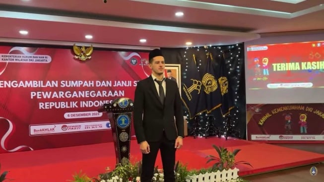 Pemain keturunan, Justin Hubner resmi menjadi warga negara Indonesia (WNI) setelah menjalani sumpah di Kantor Wilayah Kemenkumham DKI Jakarta, Cawang, Jakarta, pada Rabu (6/12/2023).