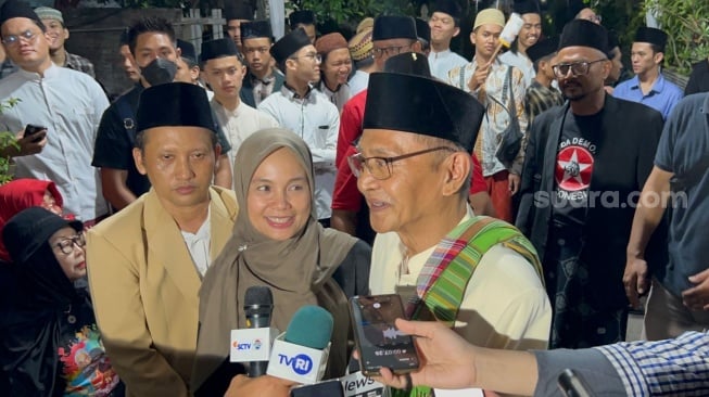 Istri Ganjar, Siti Atikoh usai menerima dukungan dari Pengasuh Pondok Pesantren An Nur Ngrukem, Bantul, KH. Yasin Nawawi untuk Ganjar-Mahfud. (Suara.com/Bagaskara)