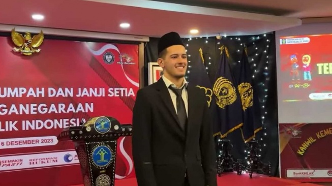 Pemain keturunan, Justin Hubner resmi menjadi warga negara Indonesia (WNI) setelah menjalani sumpah di Kantor Wilayah Kemenkumham DKI Jakarta, Cawang, Jakarta, pada Rabu (6/12/2023).