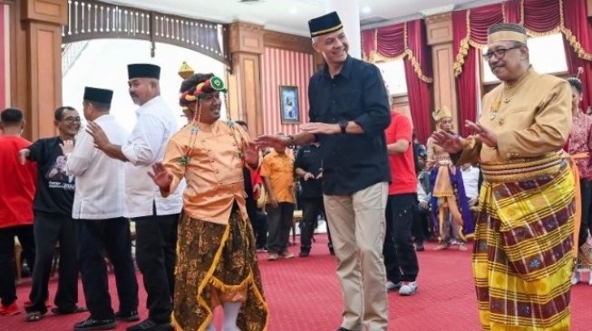 Ganjar Pranowo Menari Kanjar Ganjur, Kesultanan Minta Dana Khusus untuk Kerajaan di Indonesia