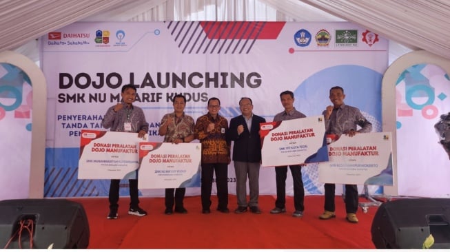 Dalam rangkaian  peresmian Dojo Center ini, PT Astra Daihatsu Motor dan SMK Binaan ini melakukan penandatangan MoU (Memorandum of Understanding), berupa penyerahan donasi 10 unit mesin dan 11 unit transmisi, serta peralatan pendukung Dojo Center lainnya untuk mendukung proses belajar-mengajar di SMK NU Ma'arif [PT Astra Daihatsu Motor]