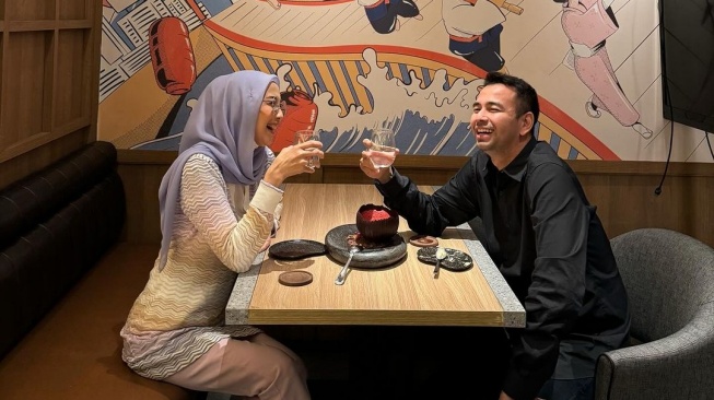 Raffi makan berdua dengan Desy Ratnasari (Instagram/@raffinagita1717)