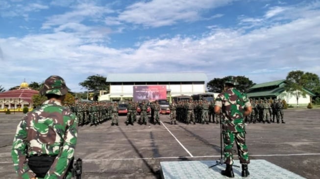 Batalyon Raider Khusus 644 Walet Sakti Putussibau menyiagakan 100 personil dan tiga truk fuso dalam rangka menghadapi bencana banjir yang terjadi di wilayah Kabupaten Kapuas Hulu (Dok. Antara).