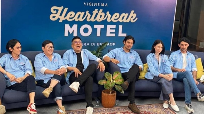 Konferensi pers film Heartbreak Motel yang dibintangi Reza Rahadian, Laura Basuki, Chicco Jerikho di kawasan Pasar Minggu, Jakarta Selatan, Rabu (6/12/2023). [Tiara Rosana/Suara.com]