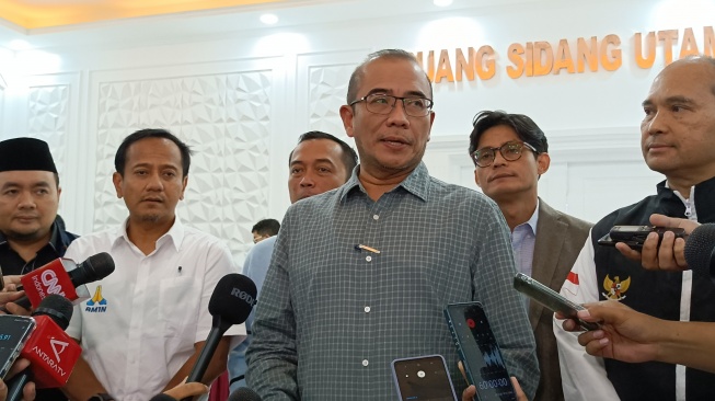 KPU Respons Tudingan Roy Suryo Yang Sebut Gibran Pakai 3 Mik Saat Debat