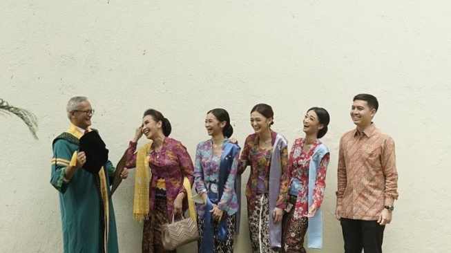 Politikus PDIP Aria Bima bersama istri, R. Ay L. Kartika Primartanti, dan ketiga anak mereka yakni Yashinta Sekarwangi Mega, Sukma Putri Maharani, dan Arstuti Pramesti Putri alias Patricia Putri.