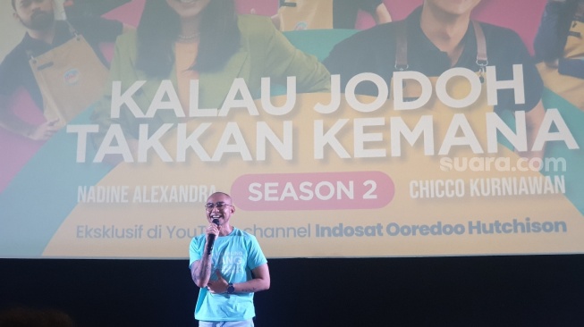 Steve Saerang, SVP - Head of Corporate Communications Indosat OoredooHutchison saat gala premier web series berjudul ‘Kalau Jodoh Takkan Kemana(KJTK)’ Season 2 di Jakarta, Rabu (6/12/2023). [Suara.com/Dythia Novianty]