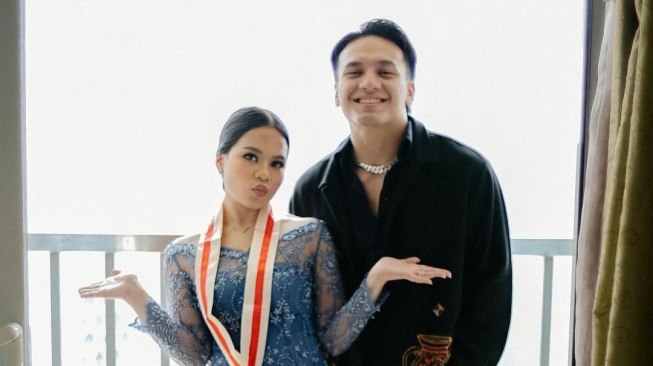 Potret Jefri Nichol dan Jessi Putri, Sang Adik yang Baru Wisuda. (Instagram/@jejijuu)