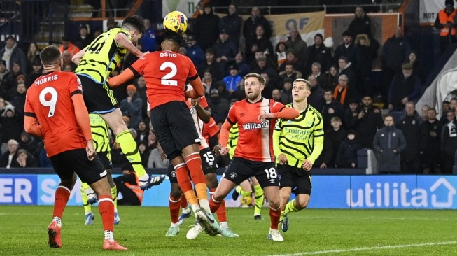 Gelandang Arsenal asal Inggris #41 Declan Rice (kedua dari kiri) menyundul bola dan mencetak gol keempat timnya selama pertandingan pekan ke-15 Liga Inggris antara Luton Town vs Arsenal di Kenilworth Road di Luton, utara London pada 5 Desember 2023.JUSTIN TALLIS / AFP.