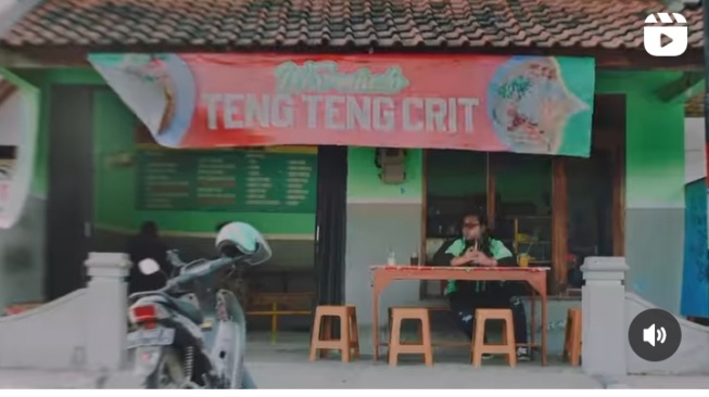  Ndarboy Genk di warung Teng Teng Crit [video courtesy Ndarboy Genk]