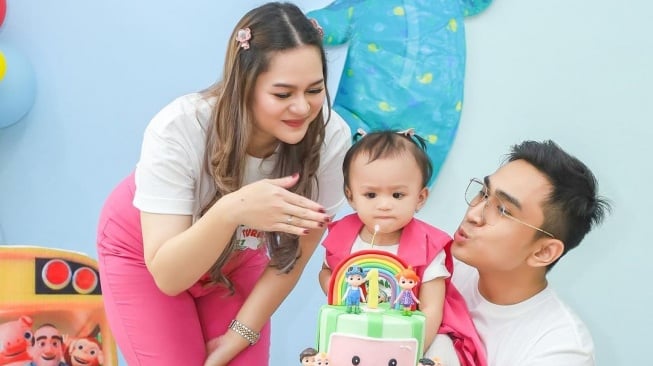 Lutfi Agizal dan istrinya, Nadya Indry (Instagram/@nadyaindry)