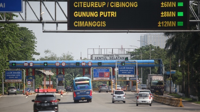 Sejumlah kendaraan memasuki gerbang Tol Sentul Selatan, Jagorawi, Sentul, Kabupaten Bogor, Jawa Barat, Rabu (6/12/2023). Kementerian PUPR akan menghapus transaksi bayar layanan jalan tol dengan cara tapping kartu e-toll mulai tahun 2024 dan diganti dengan sistem transaksi nontunai nirsentuh Multi Lane Free Flow (MLFF). [ANTARA FOTO/Yulius Satria Wijaya].