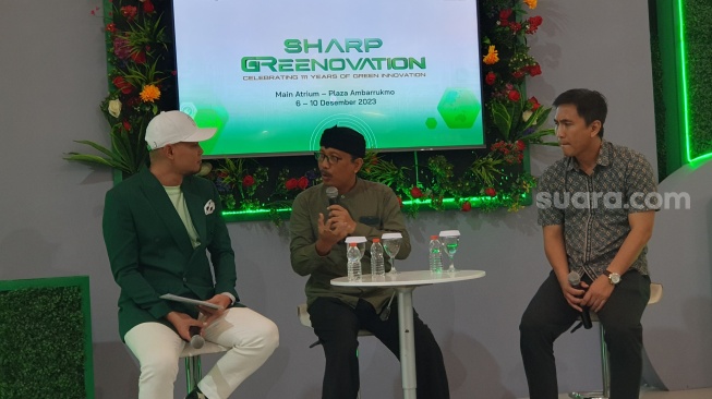 Sejumlah narasumber berdiskusi terhadap kondisi pemanasan global di dunia pada gelaran Sharp Greenovation di Atrium Plaza Ambarrukmo Yogyakarta, Rabu (6/12/2023). [Hiskia Andika Weadcaksana/Suarajogja.id]