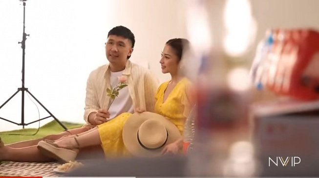 Potret Indra Priawan Suami Nikita Willy yang Mirip Oppa Korea Saat Syuting Iklan. (YouTube Nikita Willy Official)