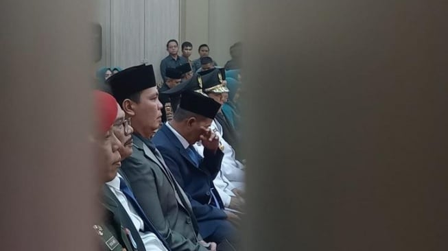 Detik-detik Syafrudin Menangis Saat Pj Wali Kota Serang yang Gantikan Dirinya Dilantik