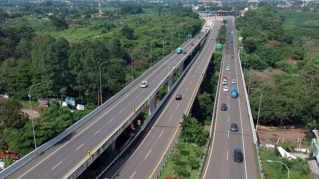 Foto udara sejumlah kendaraan melintas di ruas Tol Jagorawi, Sentul, Kabupaten Bogor, Jawa Barat, Rabu (6/12/2023). Kementerian PUPR bakal menghapus transaksi bayar layanan jalan tol dengan cara tapping kartu e-toll mulai tahun 2024 dan diganti dengan sistem transaksi nontunai nirsentuh Multi Lane Free Flow (MLFF). [ANTARA FOTO/Yulius Satria Wijaya].