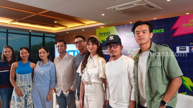 Yura Yunita, Nagita Slavina, Raffi Ahmad, Rezky Aditya, Dion Wiyoko, Tanta Ginting dan Gege Elisa dalam jumpa pers di BSD, Tangsel, Rabu (6/12/2023) [Pahami.id/Adiyoga Priyambodo]