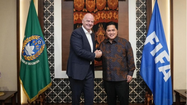 Ketua Umum FIFA Gianni Infantino (kiri) dan Ketua Umum PSSI Erick Thohir (pssi.org)