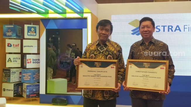 Margono Tanuwijaya dan Christopher Pangestu dari Astra Financial (FIFGROUP dan Asuransi Astra) meraih penghargaan dalam The Best Industry Marketing Champion 2023 dari MarkPlus [Suara.com/CNR ukirsari].