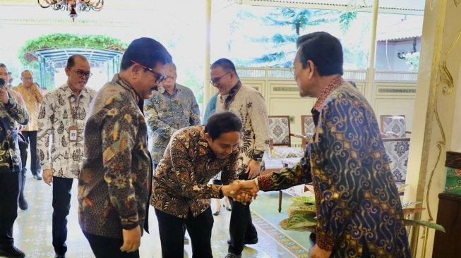 Sekretaris Jenderal Partai Solidaritas Indonesia (PSI) Raja Juli Antoni bertemu dengan Gubernur Yogyakarta Sri Sultan Hamengkubuwono (HB) X. (Foto dok. PSI)