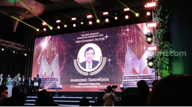 Margono Tanuwijaya, President Director PT FIFGROUP meraih penghargaan dari MarkPlus sebagai The Best Industry Marketing Champion 2023 Multifinance Sector [Suara.com/CNR ukirsari]