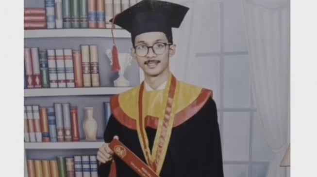 Selama 4 Tahun Kuliah sambil Jadi Driver Ojol, Pria Ini Akhirnya Lulus dan Diwisuda