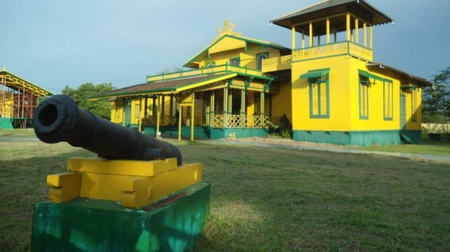 Meriam Padam Pelita Keraton Matan atau Keraton Gusti Muhammad Saunan di Ketapang, Kalimantan Barat. (Kemendikbud)