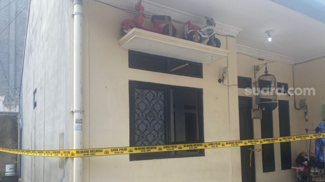 Penampakan rumah Panca Darmansyah, ayah yang diduga membunuh empat anaknya di Jagakarsa, Jakarta Selatan.  (Suara.com/Faqih)