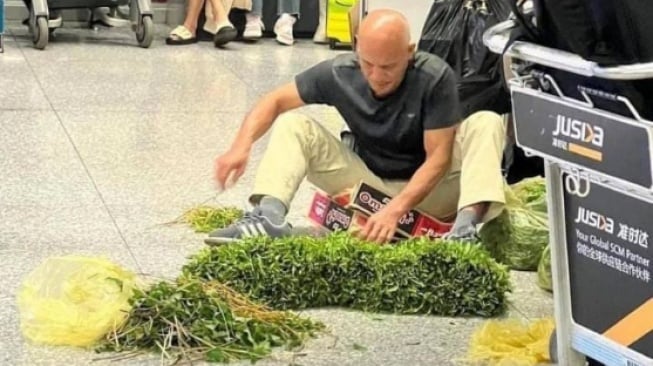 Random Abis, Turis Bule Ini Bersihkan Oleh-Oleh Kangkung dari Vietnam di Bandara