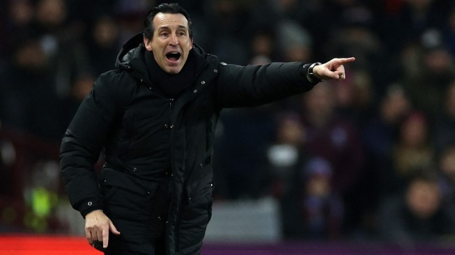 Manajer Aston Villa, Unai Emery memberikan instruksi pada para pemainnya dalam laga Liga Inggris kontra Manchester City di Villa Park, Birmingham, Kamis (7/12) dini hari WIB. [Adrian DENNIS / AFP]