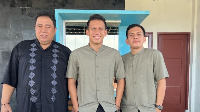 Egy Maulana Vikri dengan ayahnya, Syarifuddin, dan kakaknya Yusrizal Muzakki. (Instagram/@yusrizal_muzzaki)