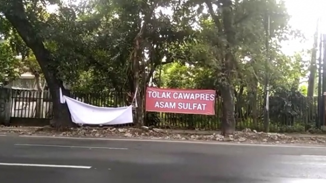 Spanduk bertuliskan 'Tolak Cawapres Asam Sulfat' di Medan. [Instagram @apacerita_medan]