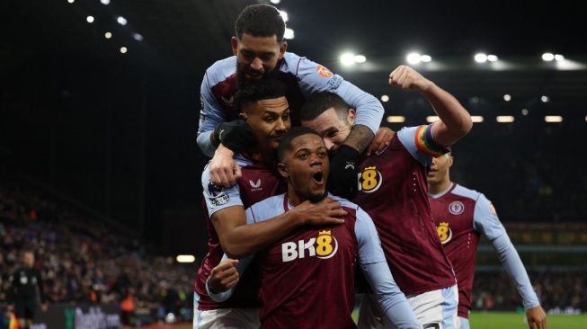 Para pemain Aston Villa merayakan gol ke gawang Manchester City pada laga Liga Inggris di Villa Park, Birmingham, Kamis (7/12) dini hari WIB. [Adrian DENNIS / AFP]