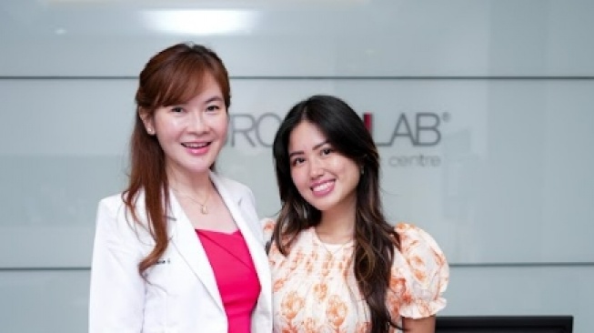 dr. Eliza Ennio Gunawan, Deputy Doctor of Medical and Research Euromedica Group untuk Euroskinlab bersama  selebgram Monica Francesca. (Dok. Euroskinlab)