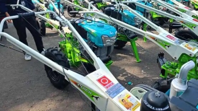 Sejumlah Traktor dari Kementan Ditempelin Stiker Caleg DPR RI dari dapil Kabupaten Bogor [Ist]