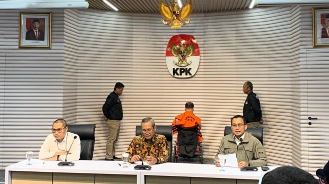 Helmut Hermawan tersangka penyuap Wamenkumham Eddy Hiariej saat konferensi pers di KPK pada Kamis (7/12/2023) malam. [Suara.com/Yaumal]