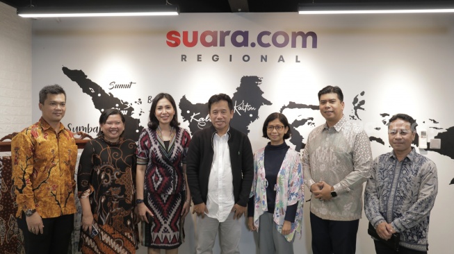 Pemimpin Redaksi Suara.com Suwarjono foto bersama dengan perwakilan Accor Greater Jakarta di Kantor Suara.com, Jakarta Selatan, Kamis (7/12/2023). [Suara.com/Ramadhani Ari Nugroho]