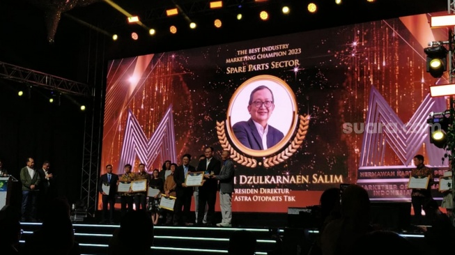 Inovasi Astra Otoshop, Hamdhani Dzulkarnaen Salim Peroleh The Best Industry Marketing Champion 2023 Spare Parts Sector