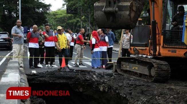 Jalan Bandung Malang Ambles Sisakan Lubang Menganga Sedalam 5 Meter, Ternyata Ini Penyebabnya