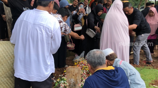 Suasana Haru Pemakaman Fatir Korban Perundungan Bekasi, Wali Kelas Sukaemah Tidak Terlihat Batang Hidungnya [Suara.com/Mae Harsa]