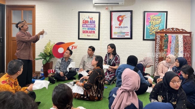 Pelatihan membatik di Kantor Suara.com, Mega Kuningan, Jakarta Selatan, Kamis (7/12/2023). [Suara.com/Ramadhani Ari Nugroho]