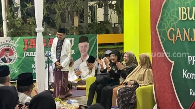 Istri calon presiden RI nomor urut 3 Ganjar Pranowo, Siti Atikoh, tertawa lepas saat mendengar pantun yang menyinggung soal asam folat dan asam sulfat saat berkunjung ke Ponpes Almunawir Krapyak Yogyakarta, Rabu (6/12/2023) malam. (Suara.com/Bagaskara)