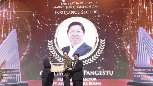 Kiri-kanan: Ketua Dewan Juri, Arief Yahya; President Director Asuransi Astra, Christopher Pangestu; dan Anggota Dewan Juri, Y.W Junardy saat penyerahan penghargaan gelar The Best Industry Marketing Champion 2023 dalam kategori Insurance Sector pada Marketeer of the Year 2023 yang diraih oleh Christopher berkat kepemimpinannya, kontribusi serta serangkaian strategi bisnisnya guna mempertahankan kinerja serta mengembangkan Asuransi Astra ke arah yang lebih baik [Asuransi Astra].