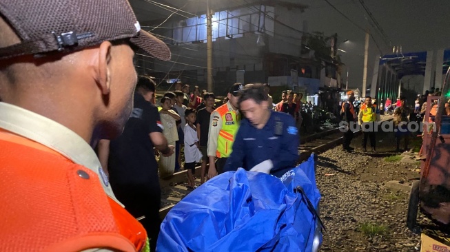 Pedagang Kopi Wanita Tertabrak Kereta Bandara di Perlintasan Pasar Pesing Kebon Jeruk, Kepala Hancur - Kaki Putus