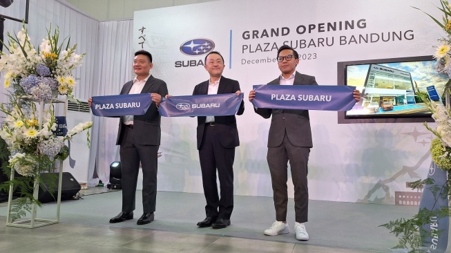 Subaru Corporation Japan hadir langsung untuk resmikan pembukaan Plaza Subaru Bandung bersama Subaru Indonesia juga jaringan diler resmi Plaza Subaru, Jumat (8/12/2023). (Suara.com/Rahman)