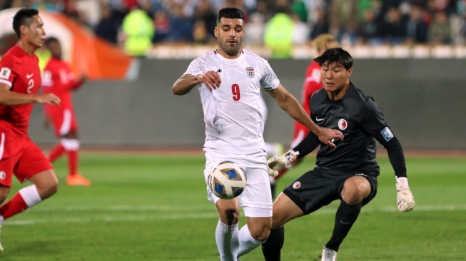 Striker Timnas Iran, Mehdi Taremi (tengah). [AFP]