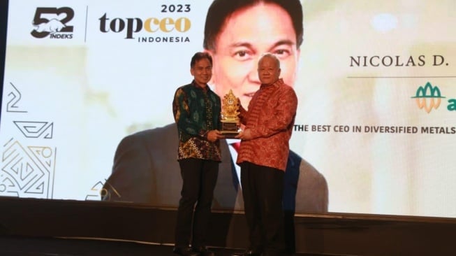 Berhasil Kelola Perusahaan, Direktur Utama ANTAM Raih Top CEO Awards 2023